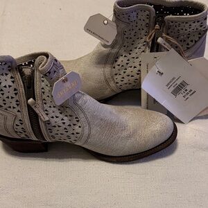 NWT-Shyanne Boot Barn bootie cowgirl shoe. SZ 7.5 M crack wash brown
U1